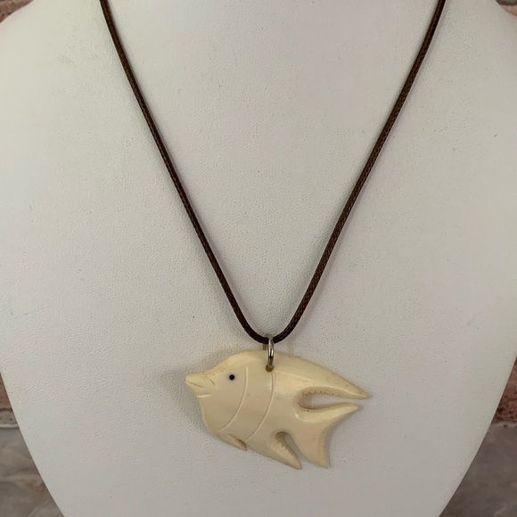 🍀🍀Vintage Hand Carved Bone Fish Pendant - Picture 2 of 5